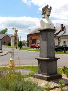 Écuélin (Nord-Fr) pompe à eau, buste de Mariannne
