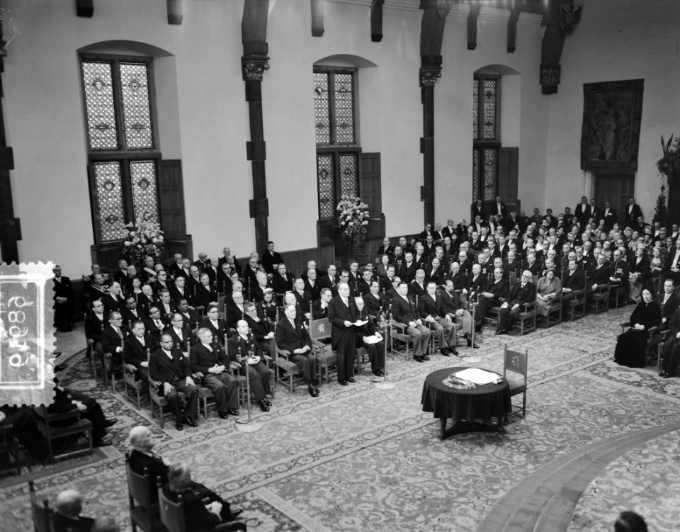 Één van de ministers houdt een toespraak, Bestanddeelnr 906-8919