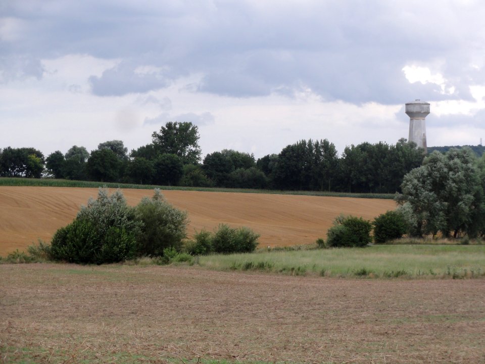 Étreillers (Aisne) paysage avec château d'eau