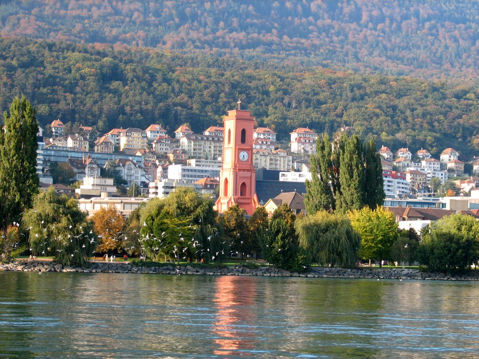 Église rouge au bord du lac
