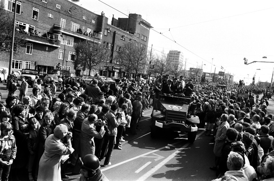 (Her) Intocht van Canadezen die Amsterdam bevrijdden op de Vrijheidslaan, Bestanddeelnr 930-8144