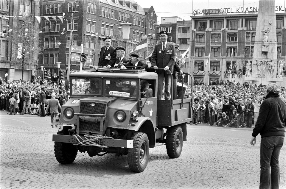 (Her) Intocht van Canadezen die Amsterdam bevrijdden op Dam, Bestanddeelnr 930-8141