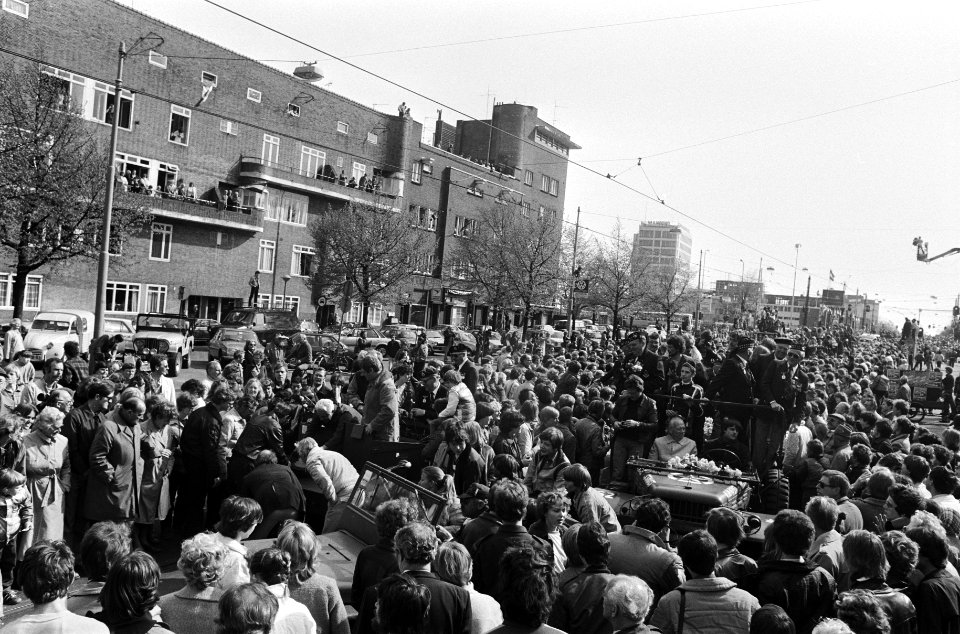 (Her) Intocht van Canadezen die Amsterdam bevrijdden op de Vrijheidslaan, Bestanddeelnr 930-8143