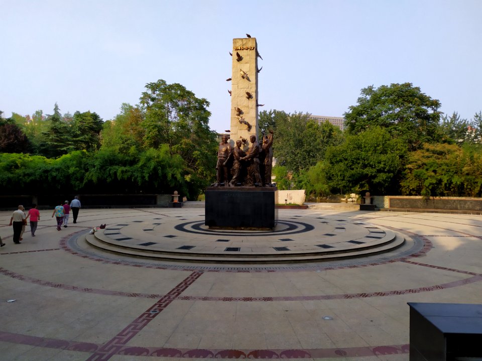 乐道广场及广场中央的碑 (2)