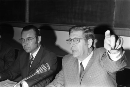 (Rechts) A.K. Mud , voorzitter Nederlandse Politie Bond, Bestanddeelnr 923-9098