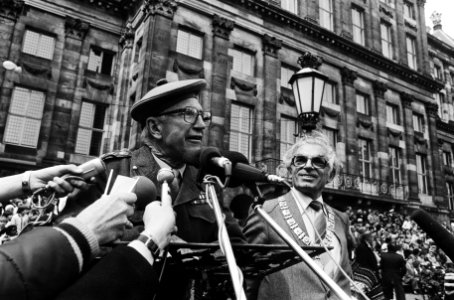 (Her) Intocht van Canadezen die Amsterdam bevrijdden Bell Irving tijdens toespr, Bestanddeelnr 930-8148