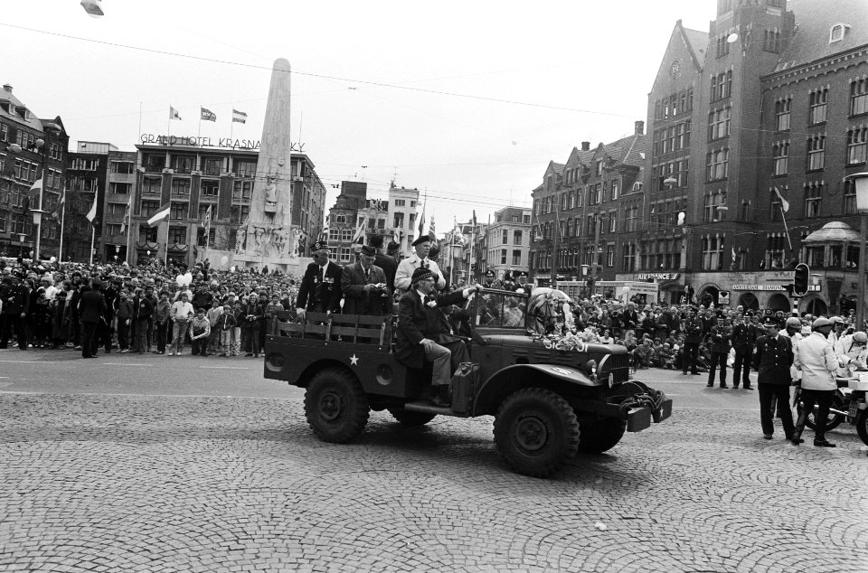 (Her) Intocht van Canadezen die Amsterdam bevrijdden op de Dam, Bestanddeelnr 930-8149