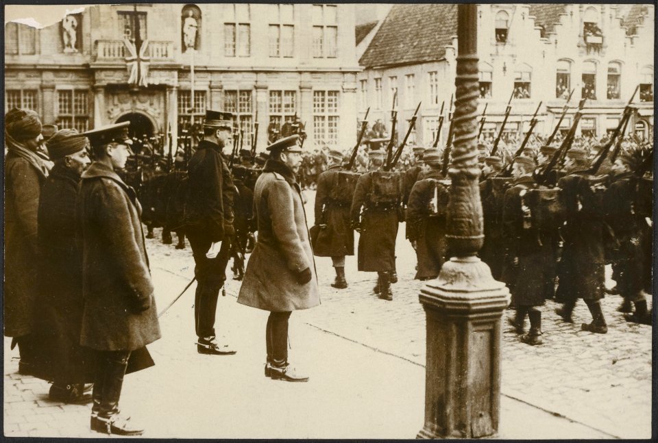  König von England ... steht der Prinz von wales und neben ihm der Indis…, Bestanddeelnr 158-2371