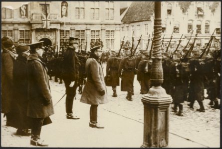  König von England ... steht der Prinz von wales und neben ihm der Indis…, Bestanddeelnr 158-2371