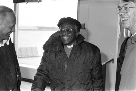 Zuidafrikaanse bisschop Desmond Tutu op Schiphol afgehaald door Jan Schipper (l), Bestanddeelnr 932-9109