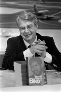 Zuidafrikaan Donald Woods op Schiphol in verband met Nederlandse vertaling van z, Bestanddeelnr 929-8038