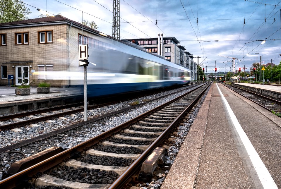 Zug fährt auf Gleis 1 am Bahnhof Tübingen ein