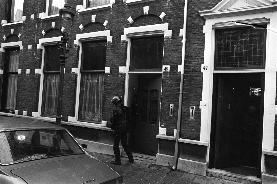 Zuid Molukker Kuhuwael bij aanslag gewond huis van Kuhuwael in Den Haag, Bestanddeelnr 929-5499