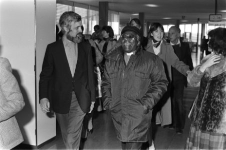 Zuidafrikaanse bisschop Desmond Tutu op Schiphol afgehaald door Jan Schipper (l), Bestanddeelnr 932-9108