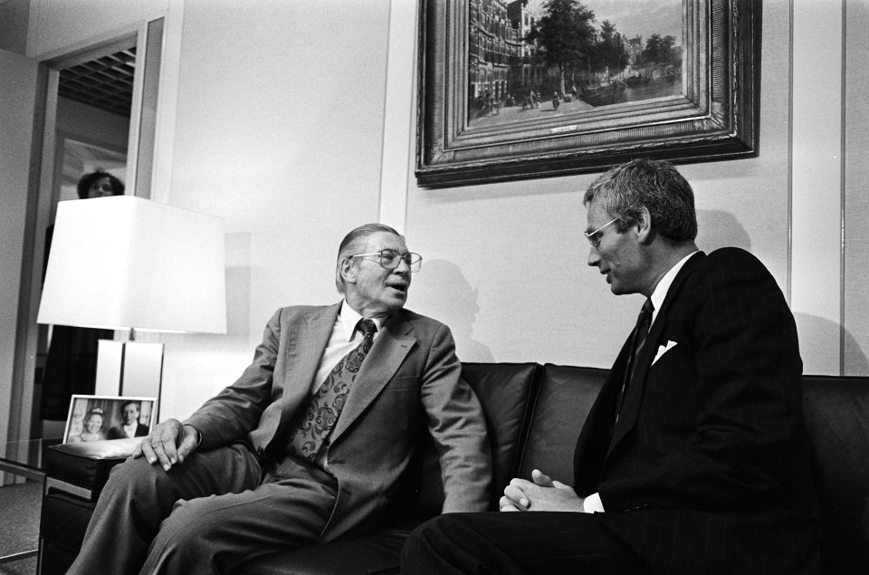 Zuidafrikaanse ds. Beyers Naudé (l) bij minister Van de Broek van BuZa (r), Bestanddeelnr 933-3492