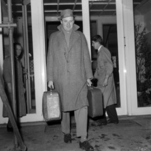 Zone-schaaktoernooi te Berg en Dal , dr M Filip vertrekt uit het hotel, Bestanddeelnr 911-8031