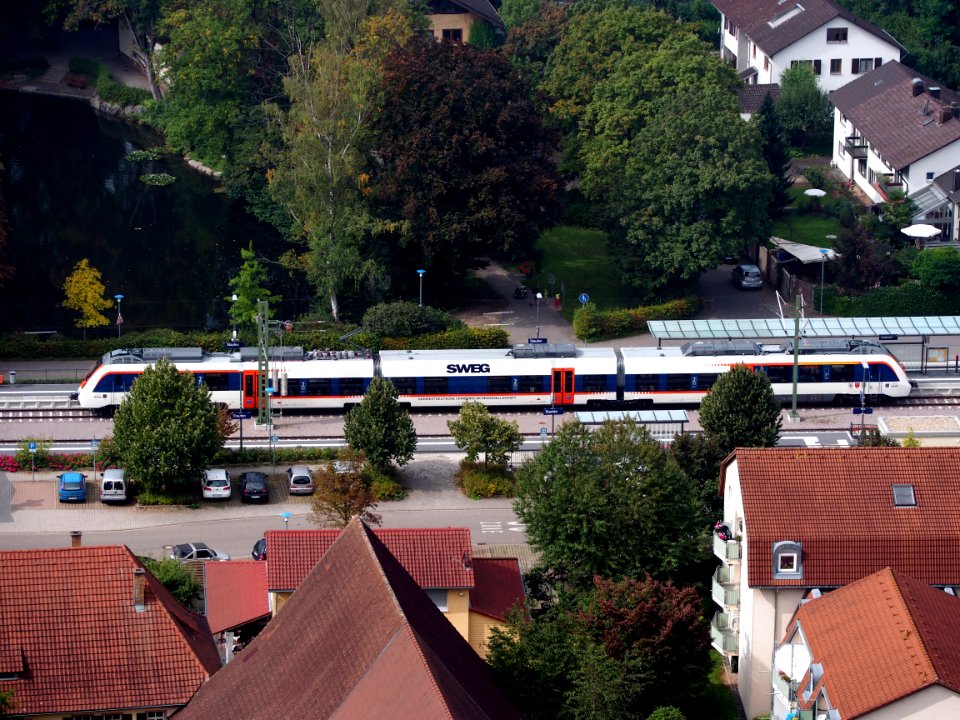 Zug am Bahnhof Staufen im Breisgau, pic1