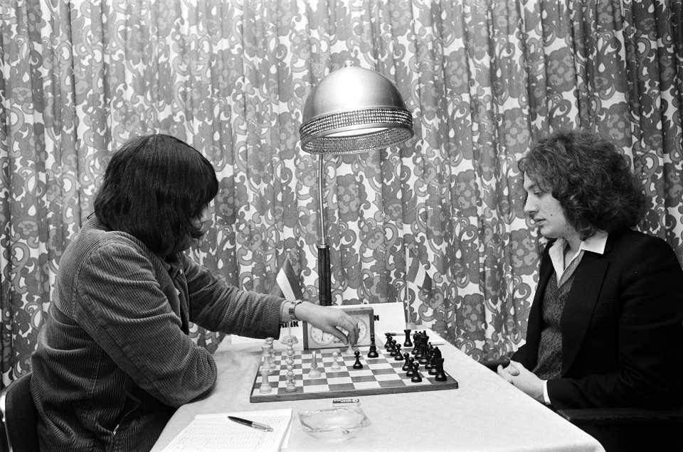 Zoneschaaktoernooi in Amsterdam, 4e ronde Timman (l) begroet Ligterink, nr 10 , Bestanddeelnr 930-0214