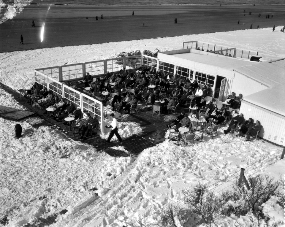 Zonnebad op een besneeuwd strand te Zandfvoort, Bestanddeelnr 909-3916