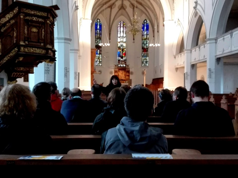 Zuhören im Kirchenschiff