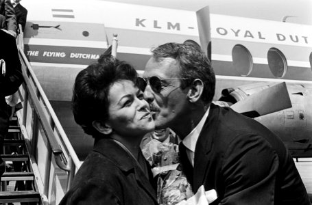 Zuid Afrikaanse zangeres Eve Boswell op Schiphol, Jos Cleber haalde haar af, Bestanddeelnr 916-4744