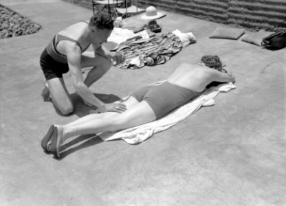 Zonnebaden bij het Savoy Hotel op Madeira Van de Polls vrouw Nell Langlais en d, Bestanddeelnr 190-0158