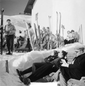 Zonnebadende skiers, Bestanddeelnr 934-7065