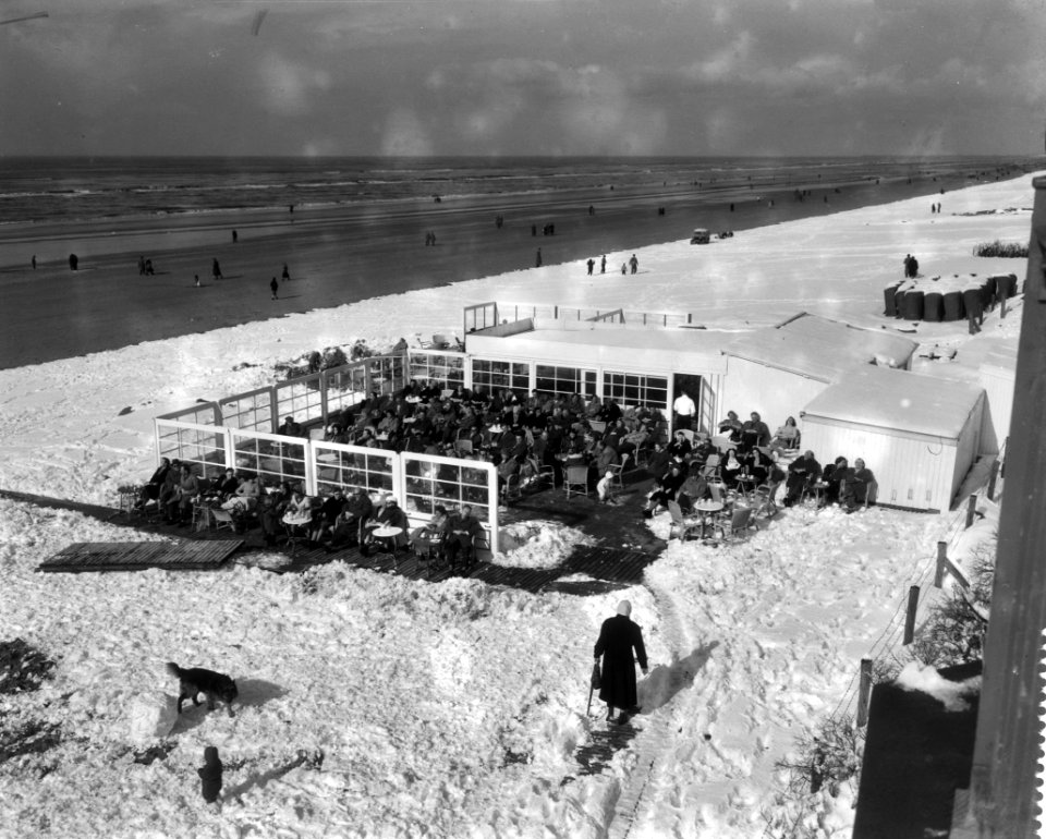 Zonnebad op een besneeuwd strand te Zandfvoort, Bestanddeelnr 909-3913
