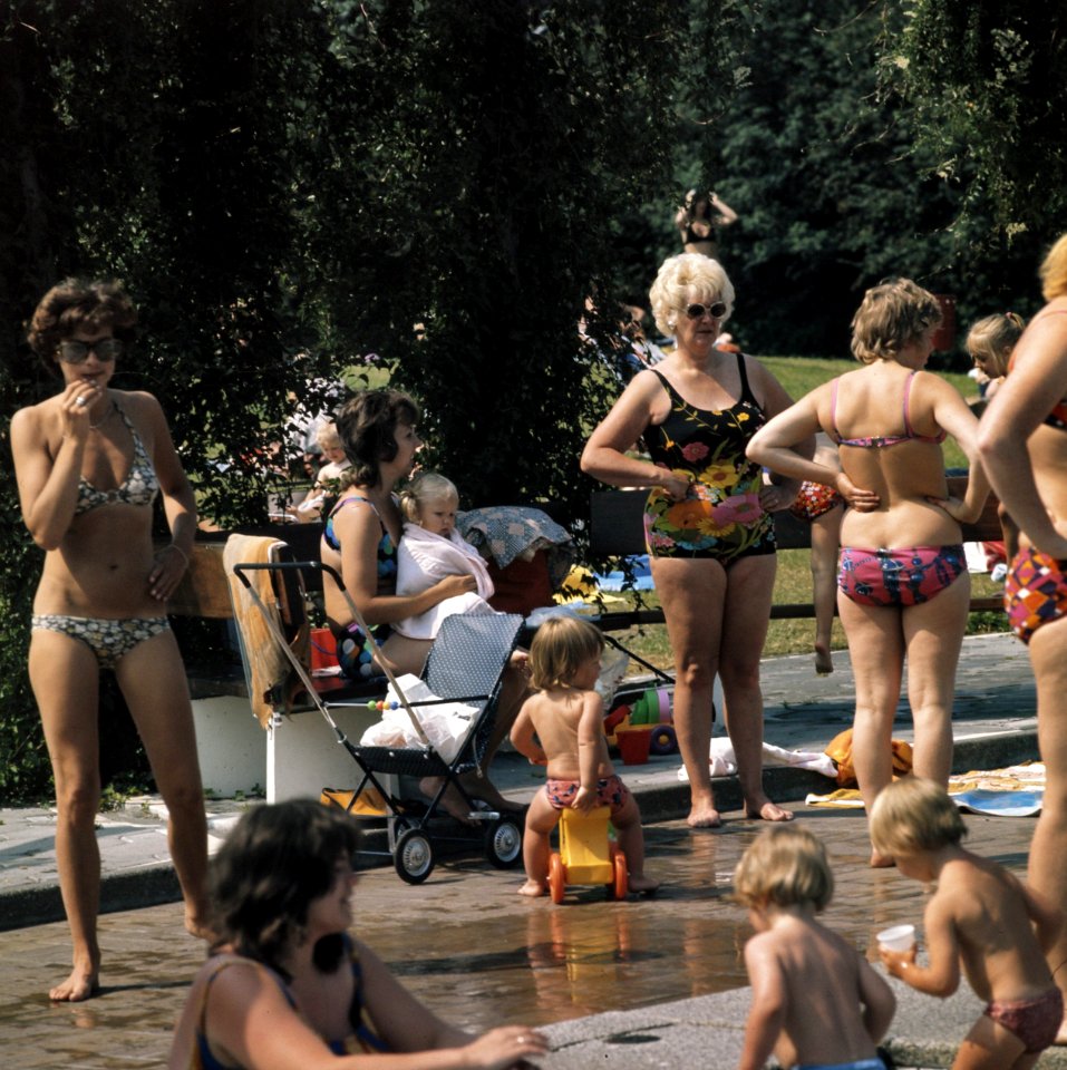 Zonnebaders in De Mirandabad te Amsterdam, Bestanddeelnr 254-9271