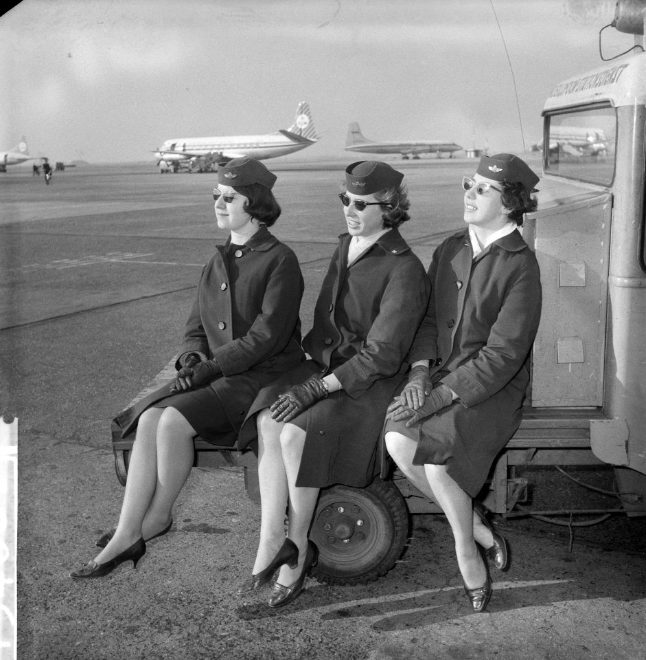 Zonnebadende stewardessen op Schiphol, Bestanddeelnr 913-4601