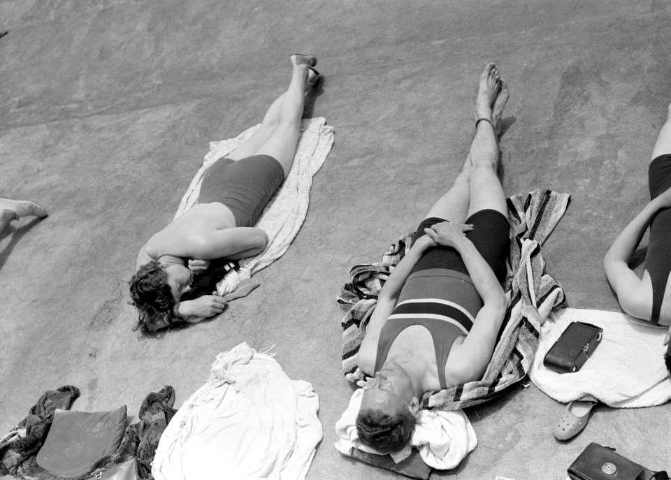 Zonnebaden bij het Savoy Hotel op Madeira. Links van de Polls vrouw Nell Langlai, Bestanddeelnr 190-0157
