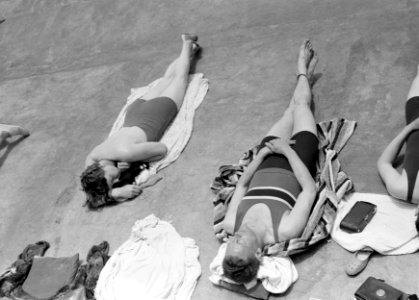 Zonnebaden bij het Savoy Hotel op Madeira. Links van de Polls vrouw Nell Langlai, Bestanddeelnr 190-0157