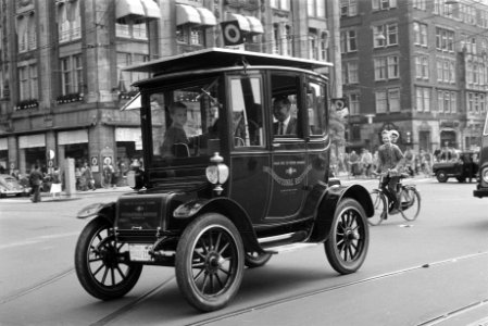 Zonne-auto rijdt in Amsterdam, Bestanddeelnr 911-4425