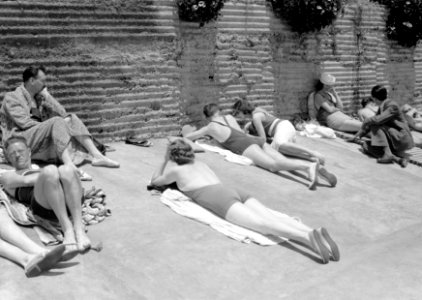 Zonnebaden bij het Savoy Hotel op Madeira. In het midden van de Polls vrouw Nell, Bestanddeelnr 190-0156