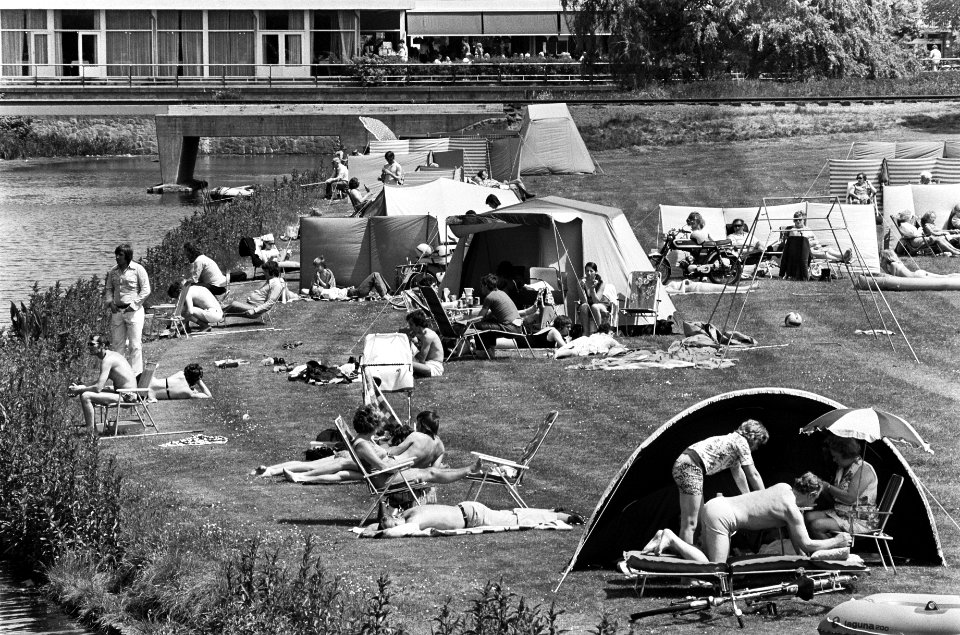 Zonnebaders in het Amsterdamse Bos, Bestanddeelnr 927-9769