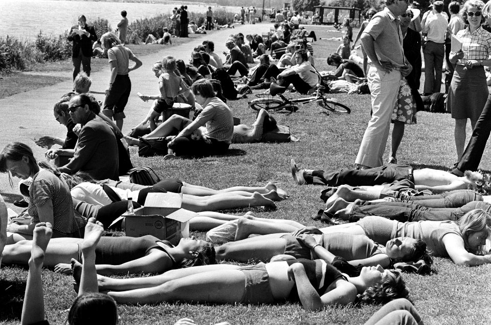 Zonnebaders in het Amsterdamse Bos, Bestanddeelnr 927-9768