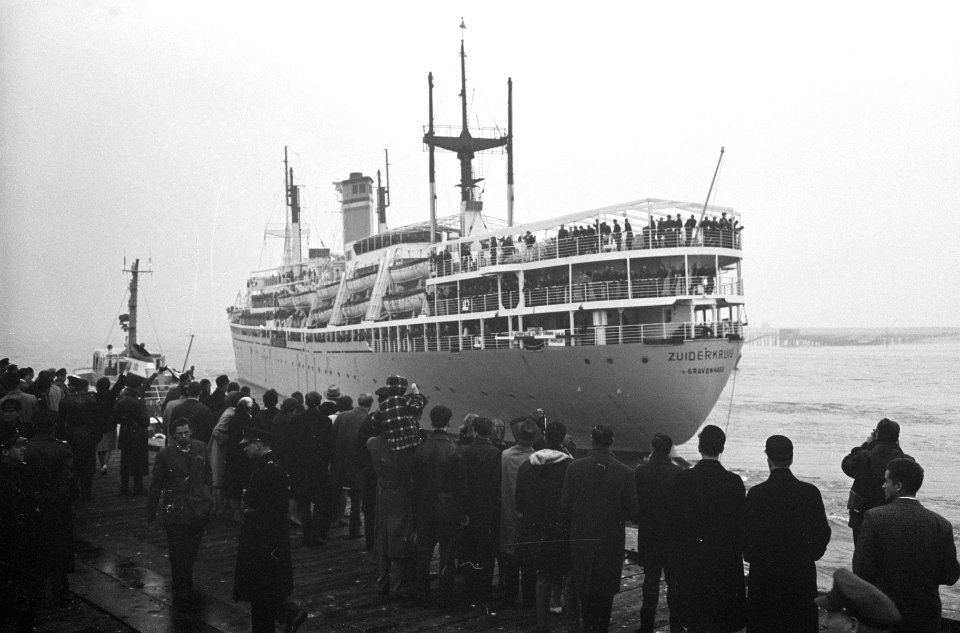 Zuiderkruis met militairen vertrokken naar Nieuw Guinea, Bestanddeelnr 913-7920