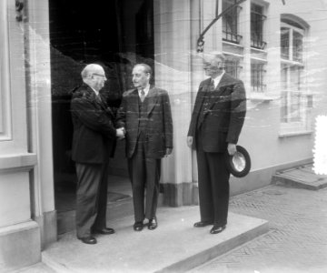 Zuid Afrikaanse Pr. dr. Malan door Dr. Drees ontvangen. Links van Drees Zuid Afr, Bestanddeelnr 905-7717