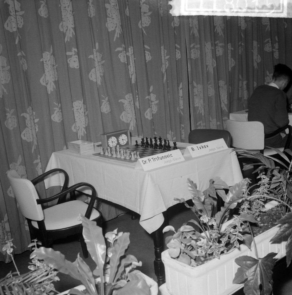 Zone-schaaktoernooi te Berg en Dal , lege tafel van Trifunovic en Ivkov, Bestanddeelnr 911-8015