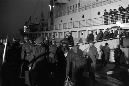 Zuiderkruis met militairen vertrokken naar Nieuw Guinea korte reportage van het , Bestanddeelnr 913-7922