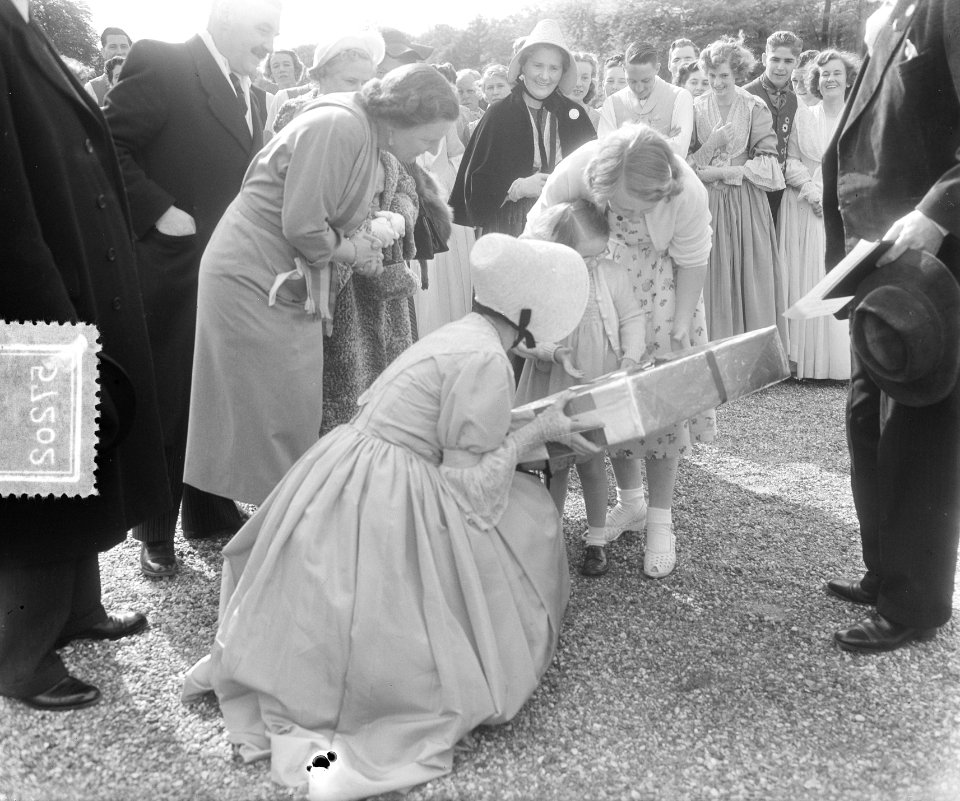 Zuid-Afrikaanse volksdansers op Soestdijk. Aanbieding pop aan Marijke, Bestanddeelnr 905-7202