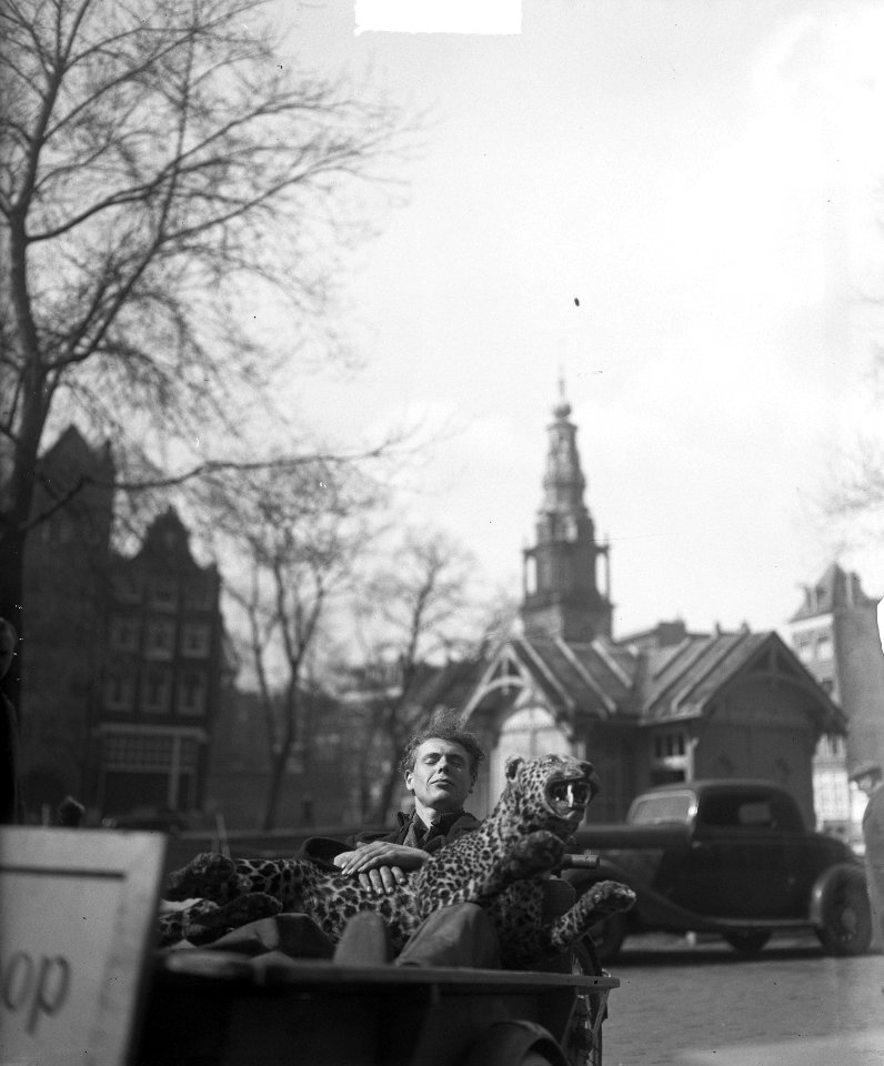 Zonnebaden met panter op Waterlooplein, Bestanddeelnr 903-9125