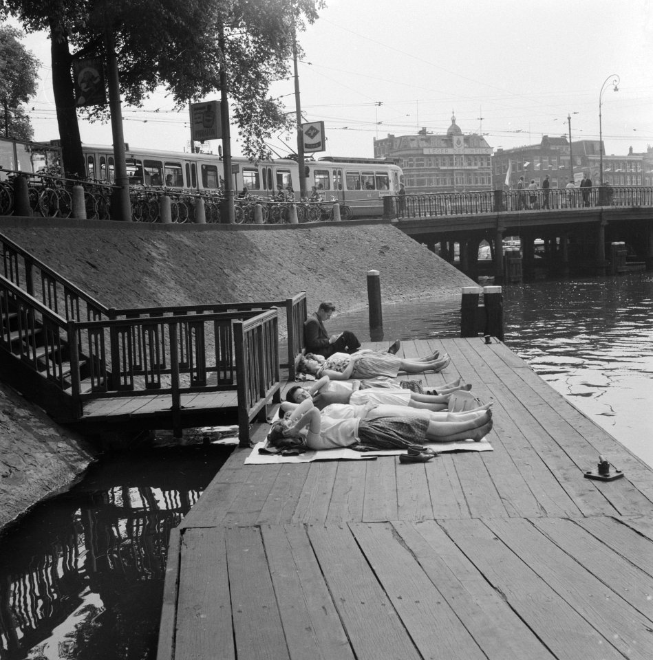 Zonnebad aan de Prins Hendrikkade, Bestanddeelnr 912-5212