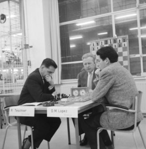 Zone-schaaktoernooi te Berg en Dal , Teschner tegen D M Lopez, Bestanddeelnr 911-8328