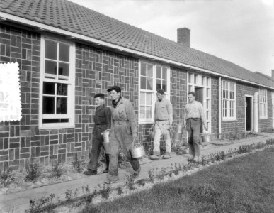 Zuiderzeewerken. Arbeiders gaan eten halen, Bestanddeelnr 906-8574