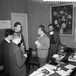 Zone-schaaktoernooi te Berg en Dal , bespreking in perskamer met schakers, Bestanddeelnr 911-8020