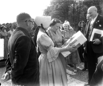 Zuid-Afrikaanse volksdansers op Soestdijk. Aanbieding pop aan Marijke, Bestanddeelnr 905-7203