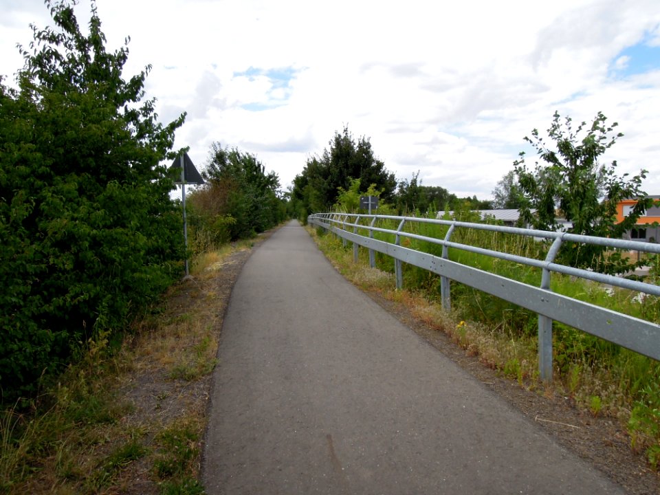 Zuckerbahn-Radweg in Zeitz nahe Anschlussstelle Naumburger Straße beim ehem. Hermannschacht im Juli 2019
