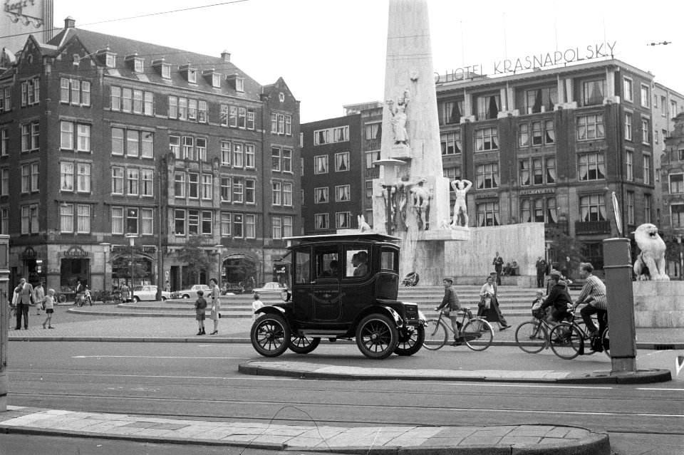 Zonne-auto rijdt in Amsterdam, Bestanddeelnr 911-4424