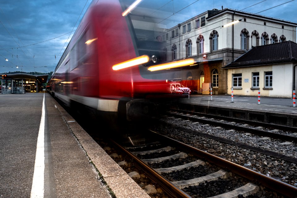 Zug fährt auf Gleis 2 am Bahnhof Tübingen ab
